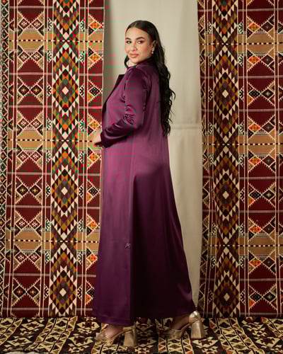 عباية بنفسجية تفته بياقة