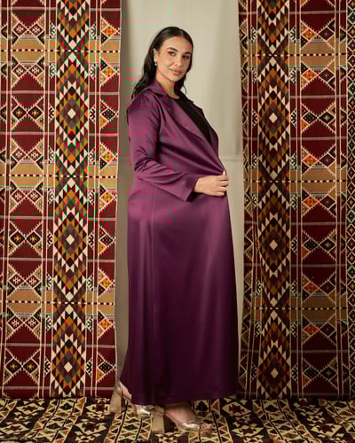 عباية بنفسجية تفته بياقة