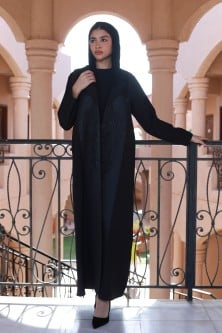 عباية سوداء كريب فاخرة بتطريز أمامي عودي