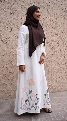 عباية لنن اوف وايت بتطريز ورود ناعم