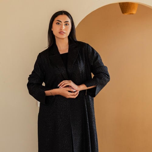 عباية سوداء جاكار بورود بارزه