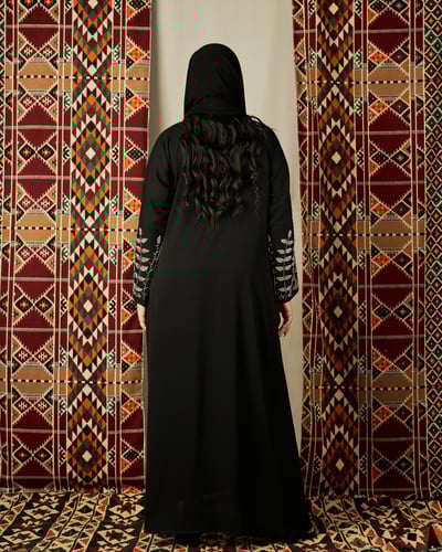 عباية سوداء كريب فاخرة بتطريز فضي من الأكمام