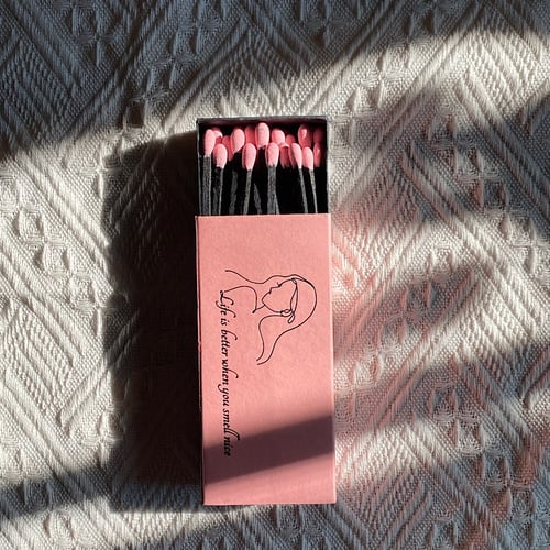 كبريت وردي أنيق