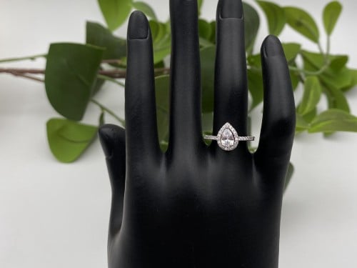 خاتم فضة نسائي بتصميم بشكل فص زيركون