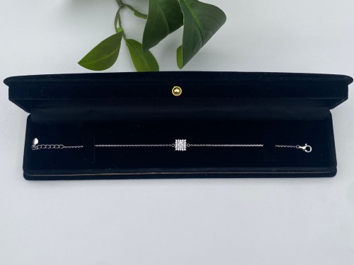 سوارة فضة بتصميم بشكل مربع