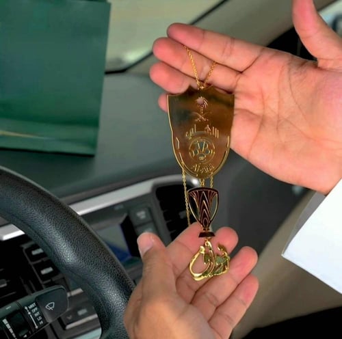 تعليقة سيارة بشعار الأهلي السعودي مع كأس النخبة
