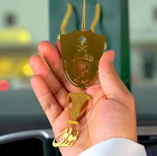 تعليقة سيارة بشعار الأهلي السعودي مع كأس النخبة