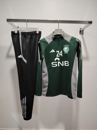 طقم سويتر المنتخب السعودي 2025 لون اسود مع بنطلون