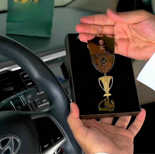 تعليقة سيارة بشعار الأهلي السعودي مع كأس النخبة