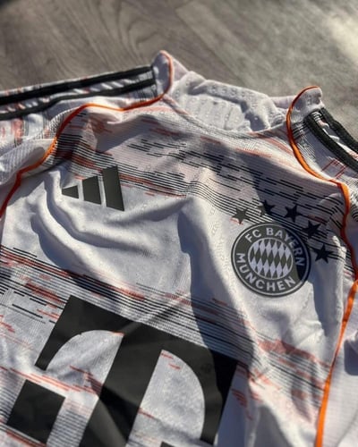 تيشيرت بايرن ميونخ الجديد الابيض لموسم 2026 فئة ال...