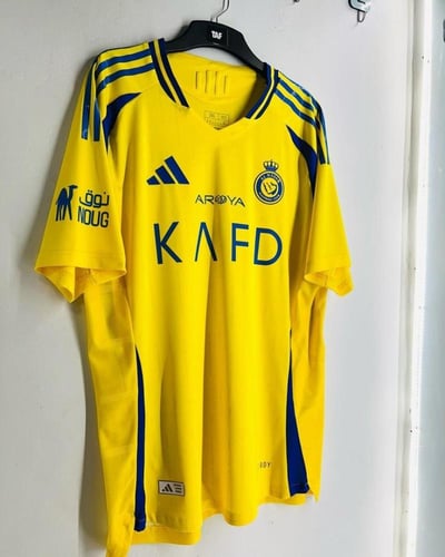 تيشيرت النصر الاساسي الخاص بموسم 2025 فئة اللاعبين