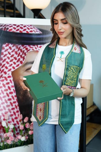 وشاح مخمل مطرز