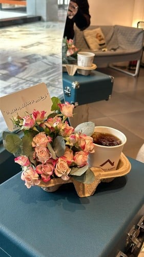 كوب قهوة مع ورد
