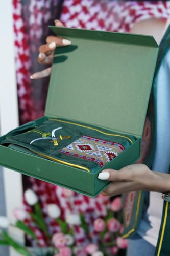 وشاح مخمل مطرز