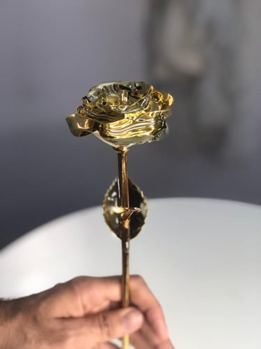 ورد مطلي بالذهب .