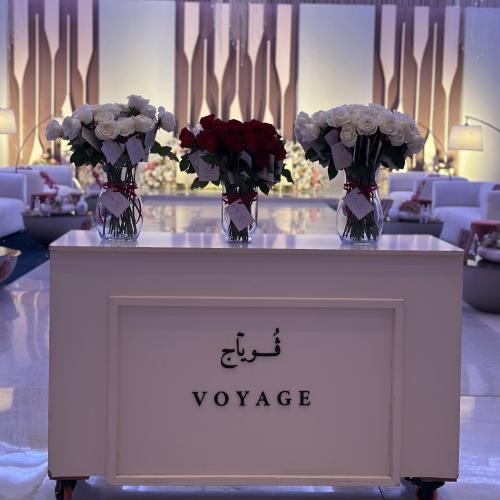 طاولة مستطيلة بدون شي