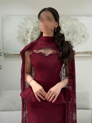 فستان سهرة أحمر داكن