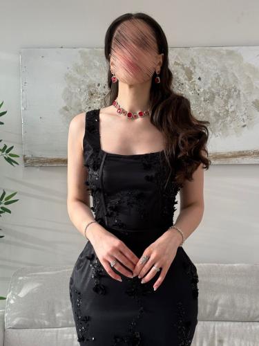 فستان سهرة طويل وضيق اسود