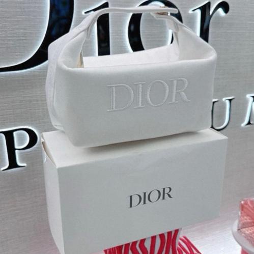 شنطة ديور من هدايا البوتيك شامل البوكس