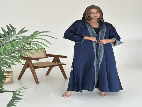 عباية حرير مغسول مع لنن هندي مقلم زرقاء