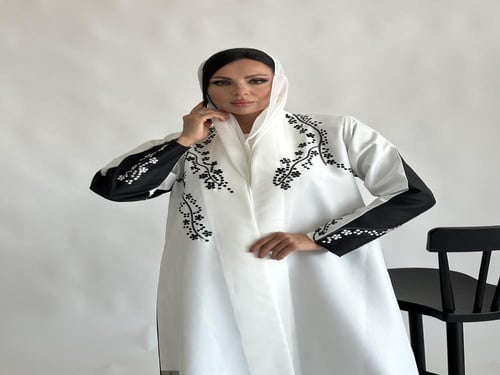 عباية قماش تفته ابيض و اسود مطرز