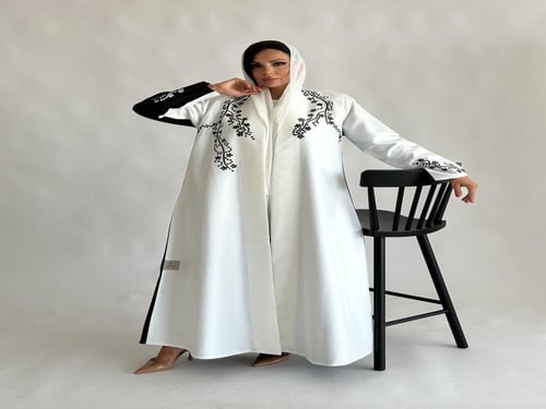 عباية قماش تفته ابيض و اسود مطرز