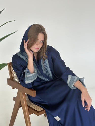 عباية حرير مغسول مع لنن هندي مقلم زرقاء