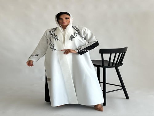 عباية قماش تفته ابيض و اسود مطرز