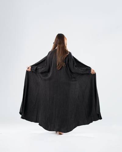 عباية حرير تركي شك يدوي -لون اسود فاخر | تصميم أنث...