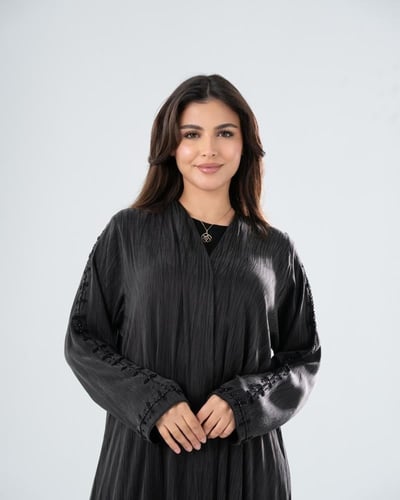 عباية حرير تركي شك يدوي -لون اسود فاخر | تصميم أنث...