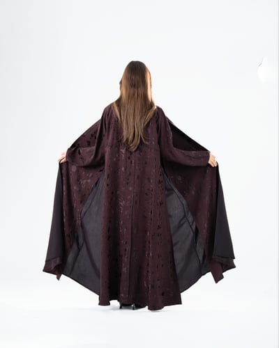 عباية حرير ياباني مبطن -لون عنابي فاخر تصميم أنيق...