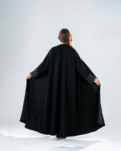 عباية كريب إندونيسي بكلفة دانتيل - لون أسود فخم بإ...