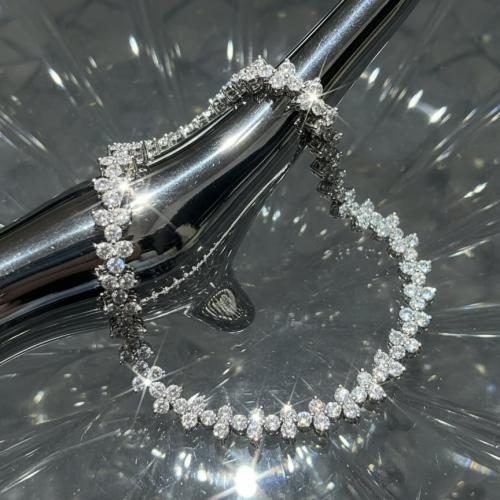 سوار فضي فاخر متلألئ – أكملي تألقك ببريق استثنائي