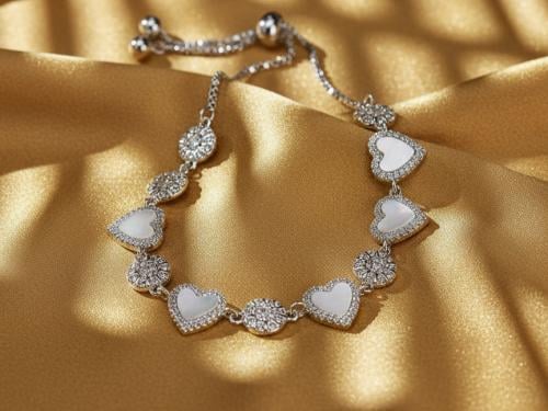 سوار فضي بقلوب وزهور – رومانسية مترفة بلمسة عصرية