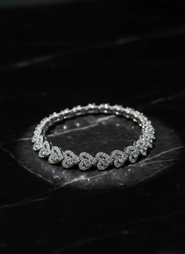 سوار فضي على شكل قلوب مرصع بالزركون – بريق يلامس ا...