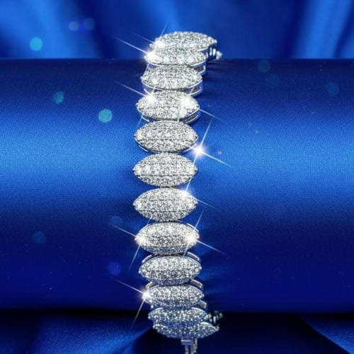 سوار فضي داكن مرصع بالكريستال – تصميم عصري وجريء