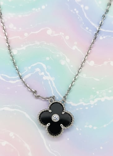 قلادة فضي بأناقة الأسود – لمسة من الرقي والجاذبية