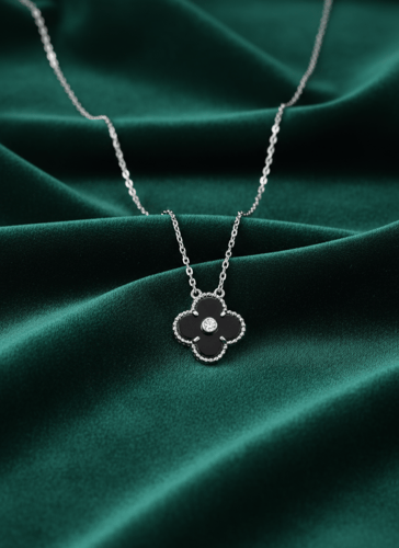 قلادة فضي بأناقة الأسود – لمسة من الرقي والجاذبية