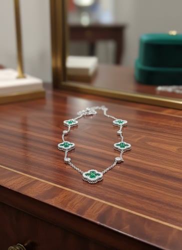 "قلادة البرسيم الأخضر – لمسة أنثوية ساحرة لكل يوم"