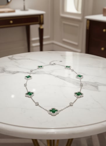 "قلادة البرسيم الأخضر – لمسة أنثوية ساحرة لكل يوم"