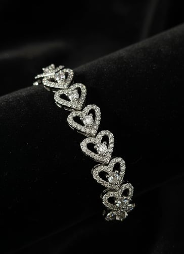سوار فضي على شكل قلوب مرصع بالزركون – بريق يلامس ا...