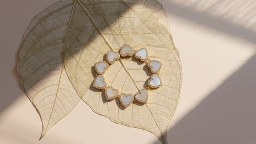 سوار ذهبي على شكل قلوب مع عرق اللؤلؤ – فخامة رومان...