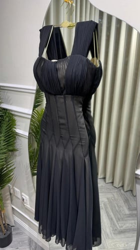 فستان اسود بليسيه بحمالات عريضة – تصميم أنثوي راقي...