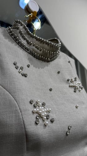 طقم أنيق مطرّز باللؤلؤ – لون فضي رمادي