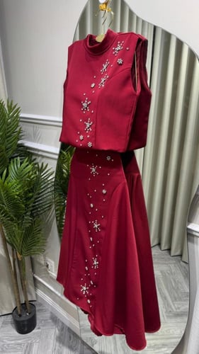 طقم برغندي مرصع بالكريستال – بلوزة راقية وتنورة مي...