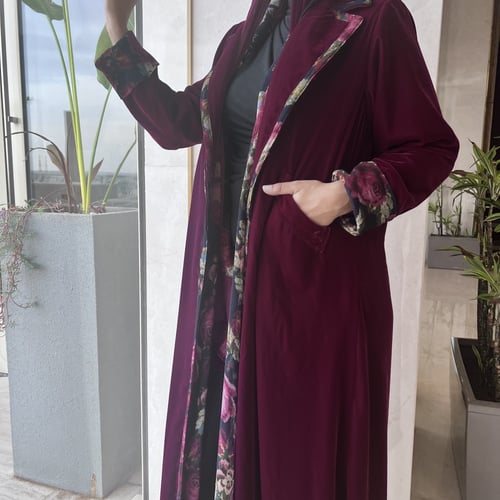 مخمل خمري مع الورود الشتوية