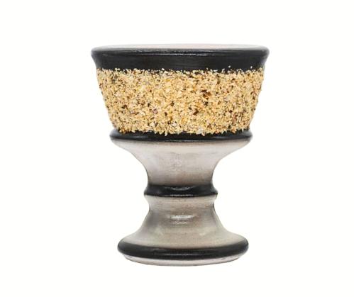 مبخرة وتحفة أثرية من الفخار