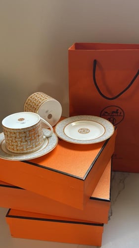 اكواب كوفي او شاي فضي مع ذهبي هرمز