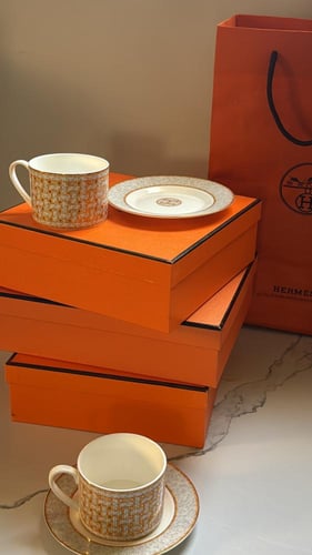 اكواب كوفي او شاي فضي مع ذهبي هرمز