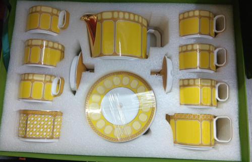 مجموعة كامله من الابريق والاكواب بالون الاصفر ماست...